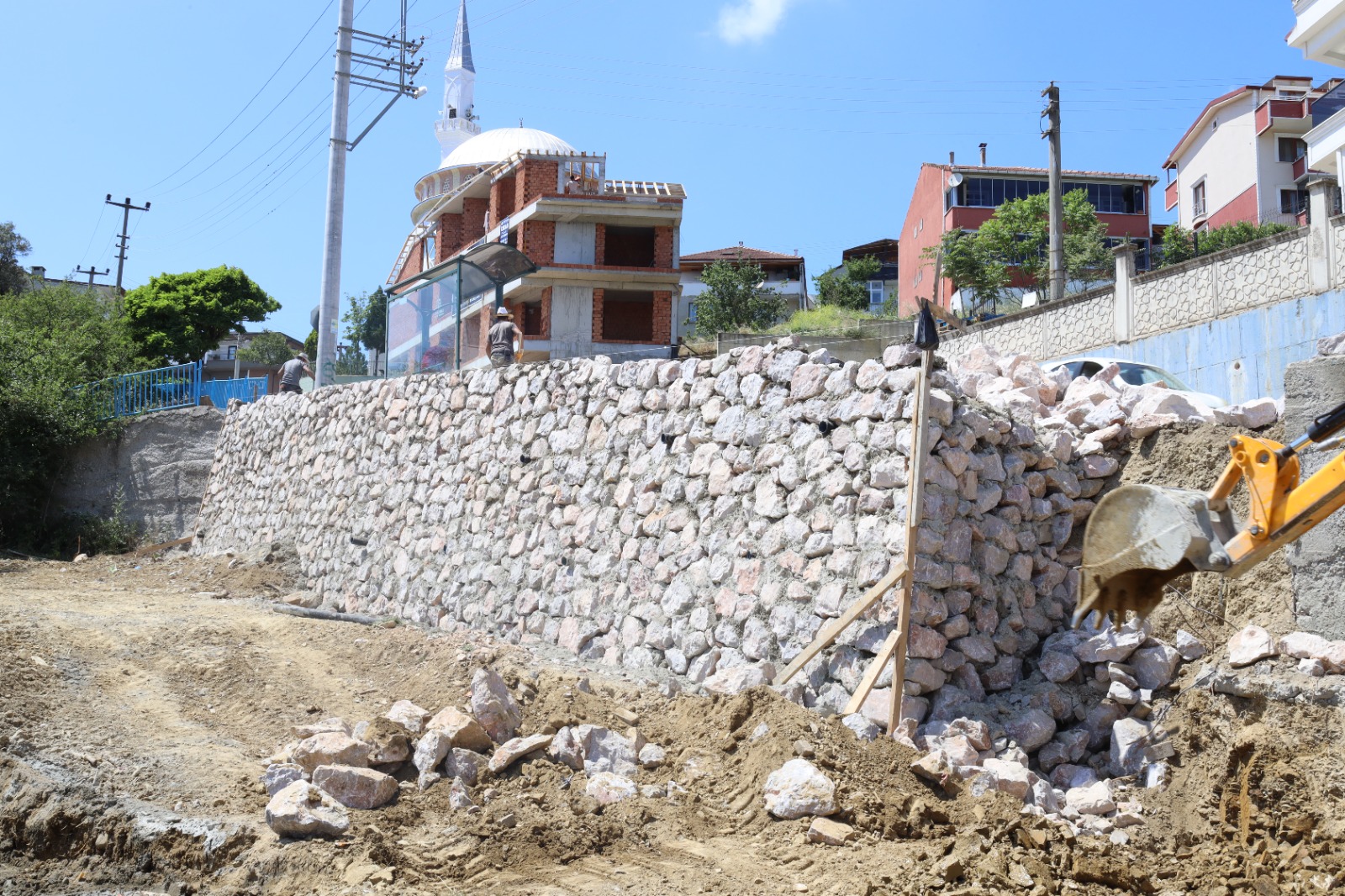 Izmit Belediyesinden Tüysüzler Mahallesinde tas duvar yenileme çalismasi (2) Izmit Belediyesinden Tüysüzler Mahallesinde tas duvar yenileme çalismasi (2)