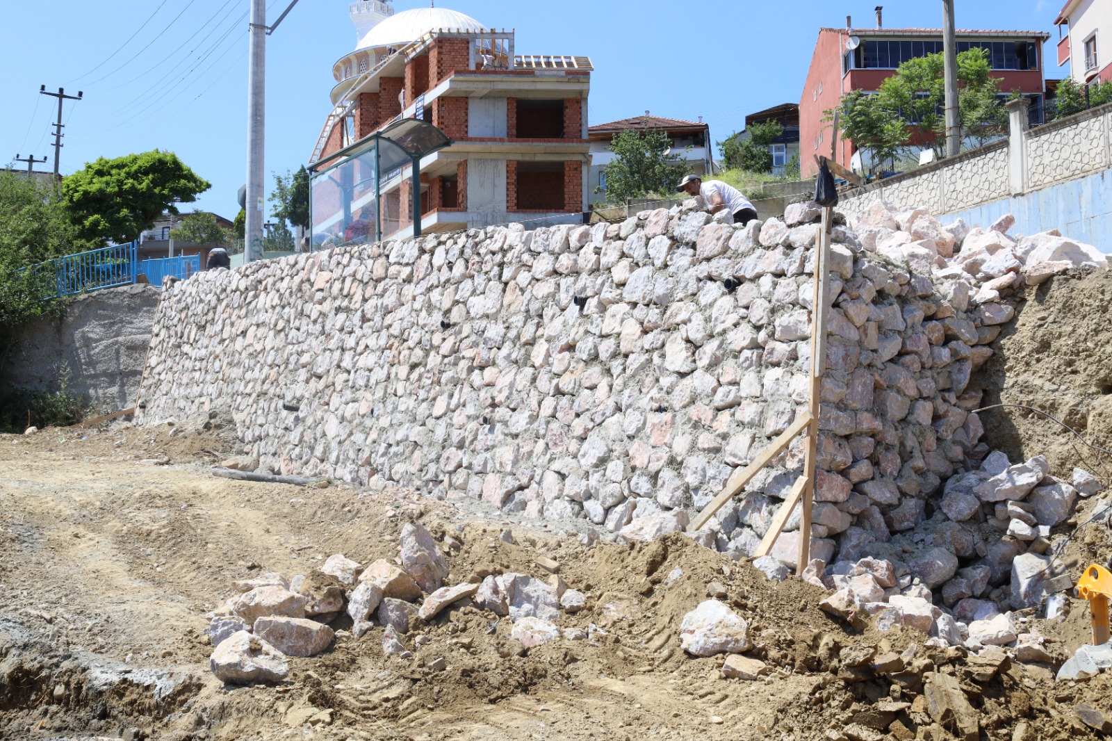 Izmit Belediyesinden Tüysüzler Mahallesinde tas duvar yenileme çalismasi (4) Izmit Belediyesinden Tüysüzler Mahallesinde tas duvar yenileme çalismasi (4)