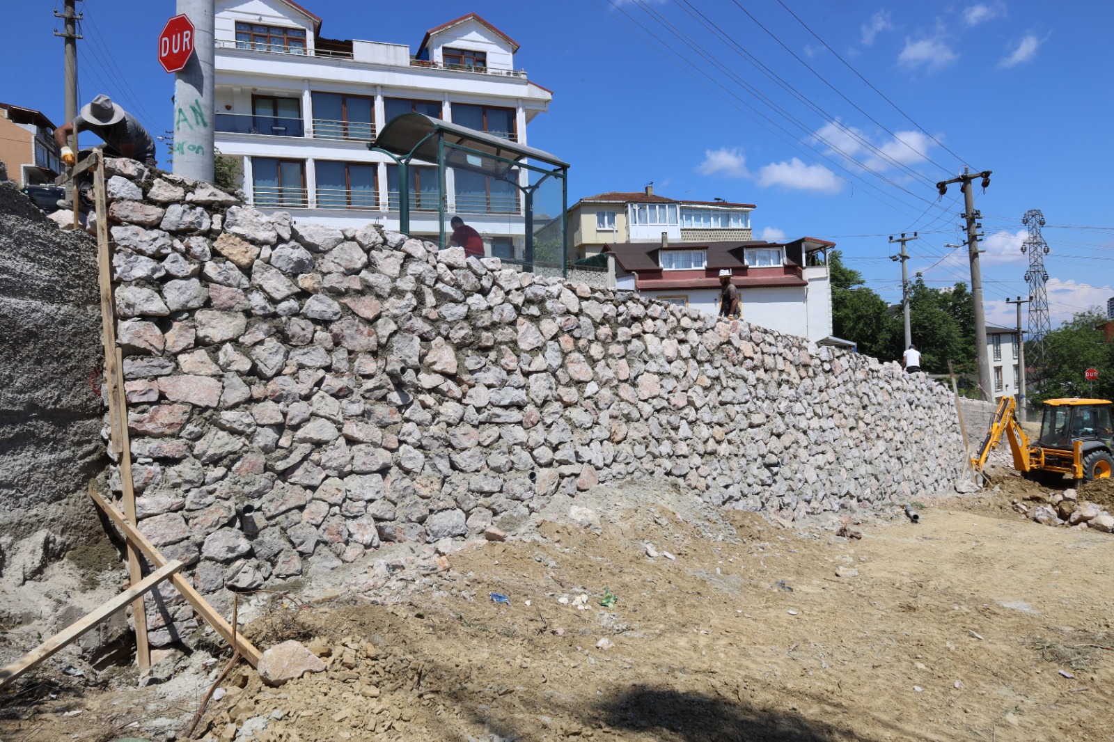 Izmit Belediyesinden Tüysüzler Mahallesinde tas duvar yenileme çalismasi (5) Izmit Belediyesinden Tüysüzler Mahallesinde tas duvar yenileme çalismasi (5)