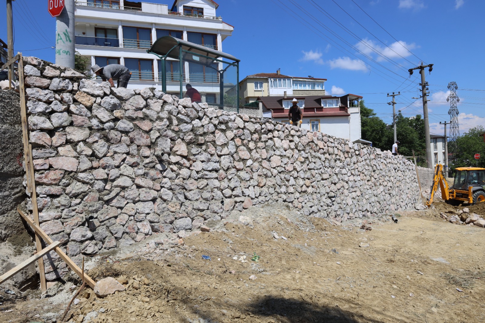 Izmit Belediyesinden Tüysüzler Mahallesinde tas duvar yenileme çalismasi (6) Izmit Belediyesinden Tüysüzler Mahallesinde tas duvar yenileme çalismasi (6)