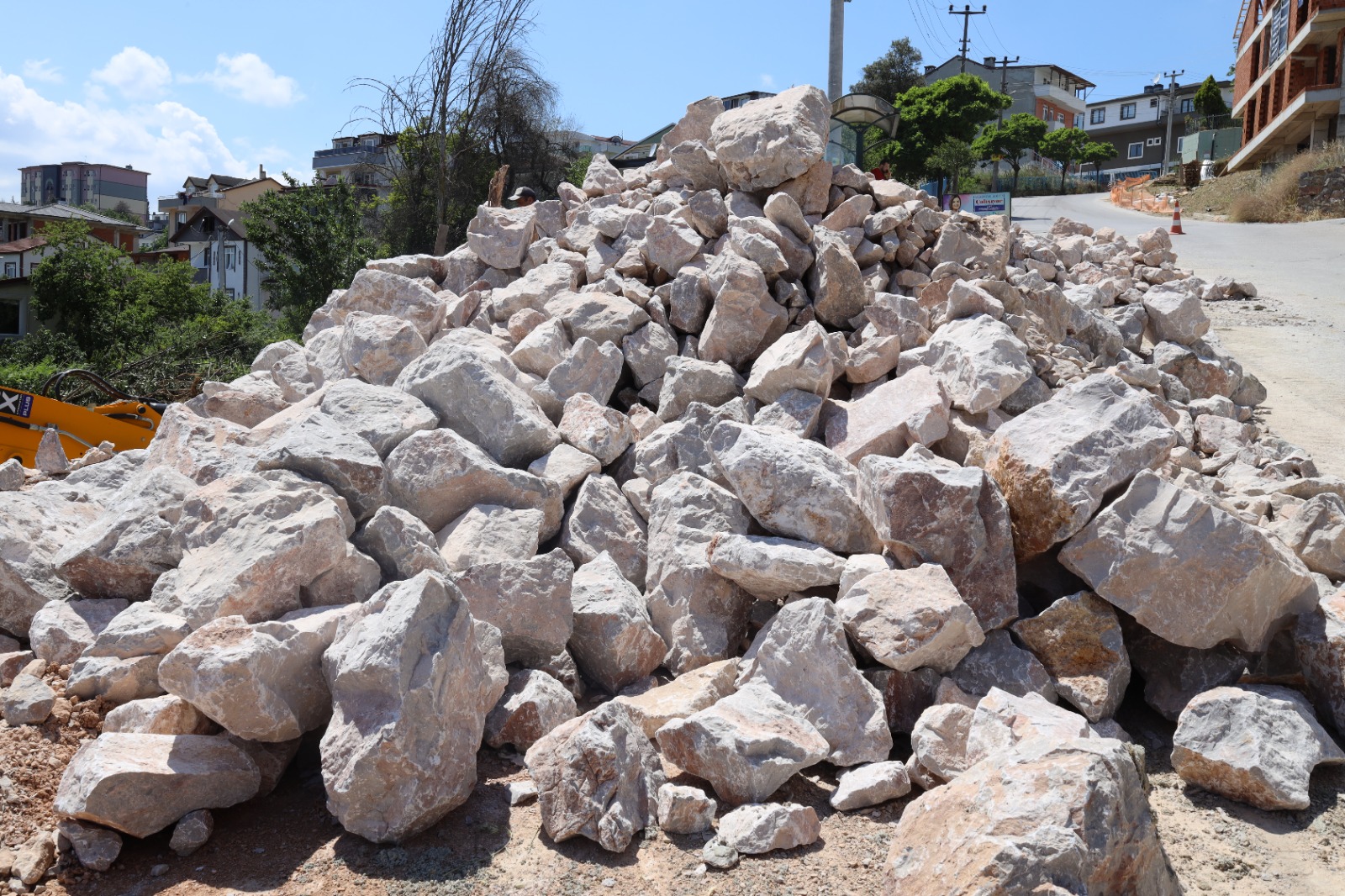 Izmit Belediyesinden Tüysüzler Mahallesinde tas duvar yenileme çalismasi (7) Izmit Belediyesinden Tüysüzler Mahallesinde tas duvar yenileme çalismasi (7)
