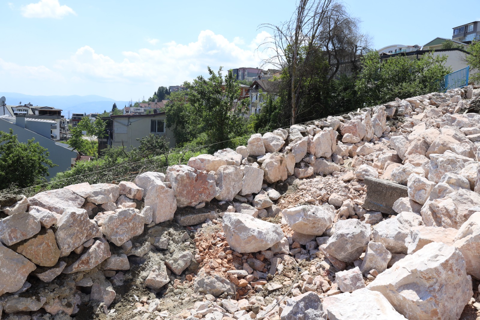 Izmit Belediyesinden Tüysüzler Mahallesinde tas duvar yenileme çalismasi (8) Izmit Belediyesinden Tüysüzler Mahallesinde tas duvar yenileme çalismasi (8)
