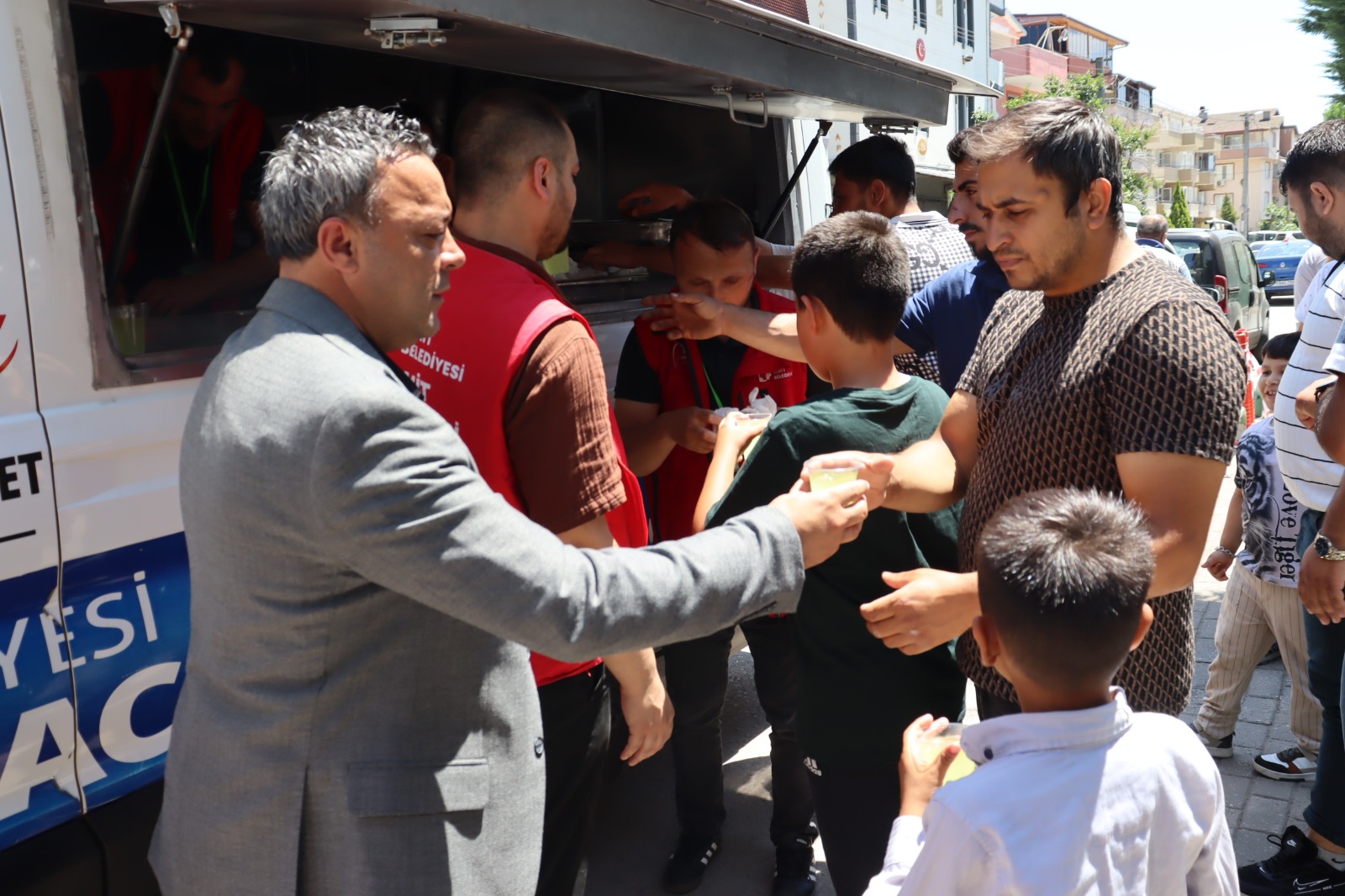 İzmit Belediyesinden cami cemaatine tatlı ikramı (3)