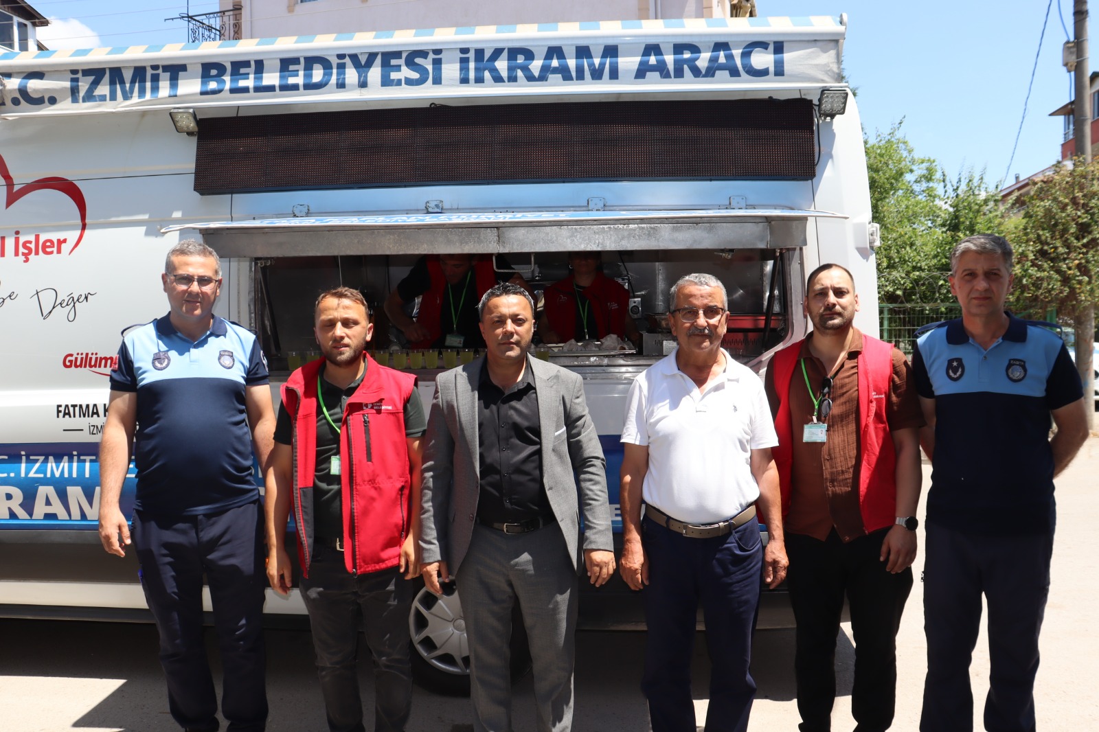 İzmit Belediyesinden cami cemaatine tatlı ikramı (4)