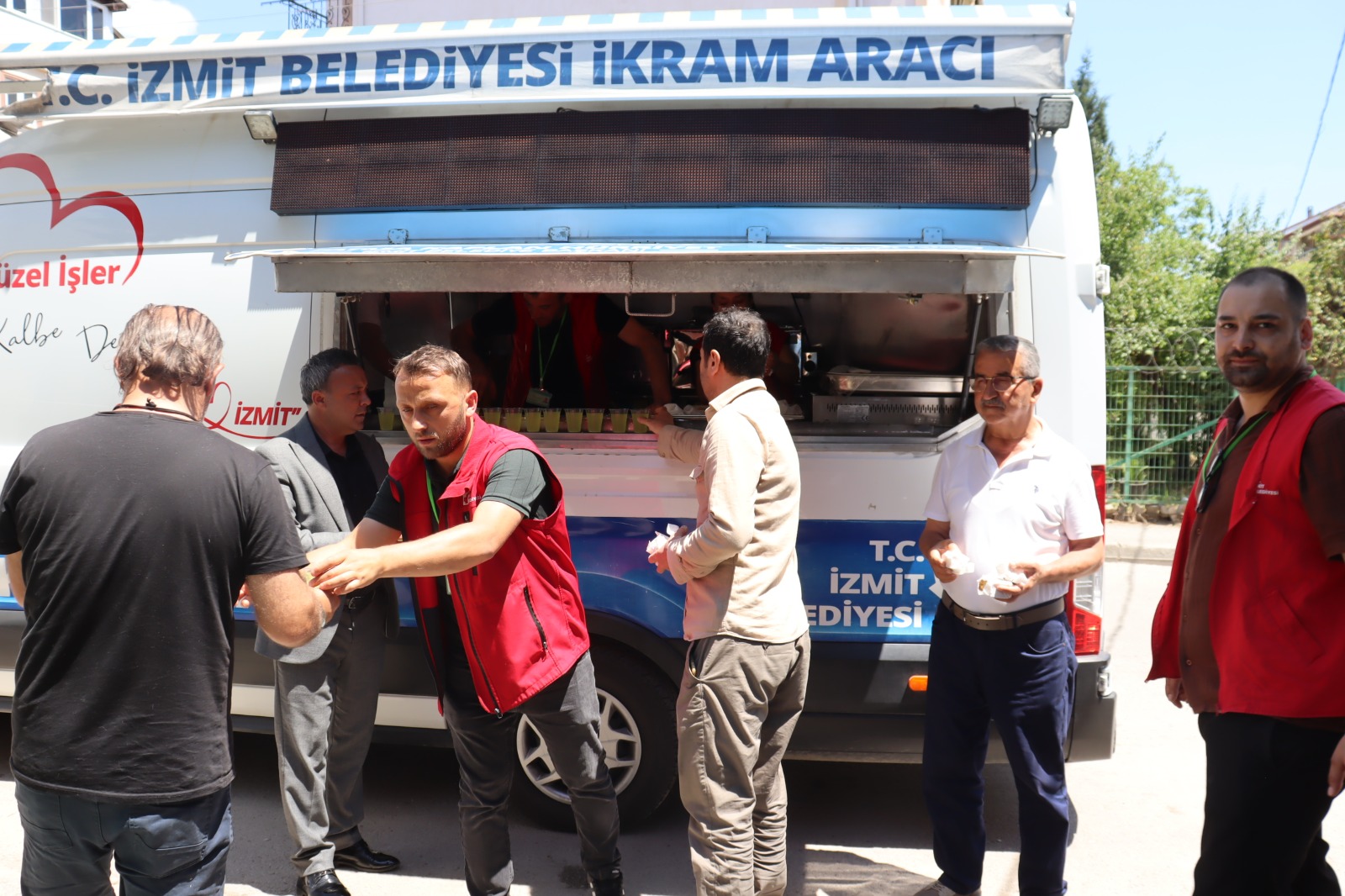 İzmit Belediyesinden cami cemaatine tatlı ikramı (5)