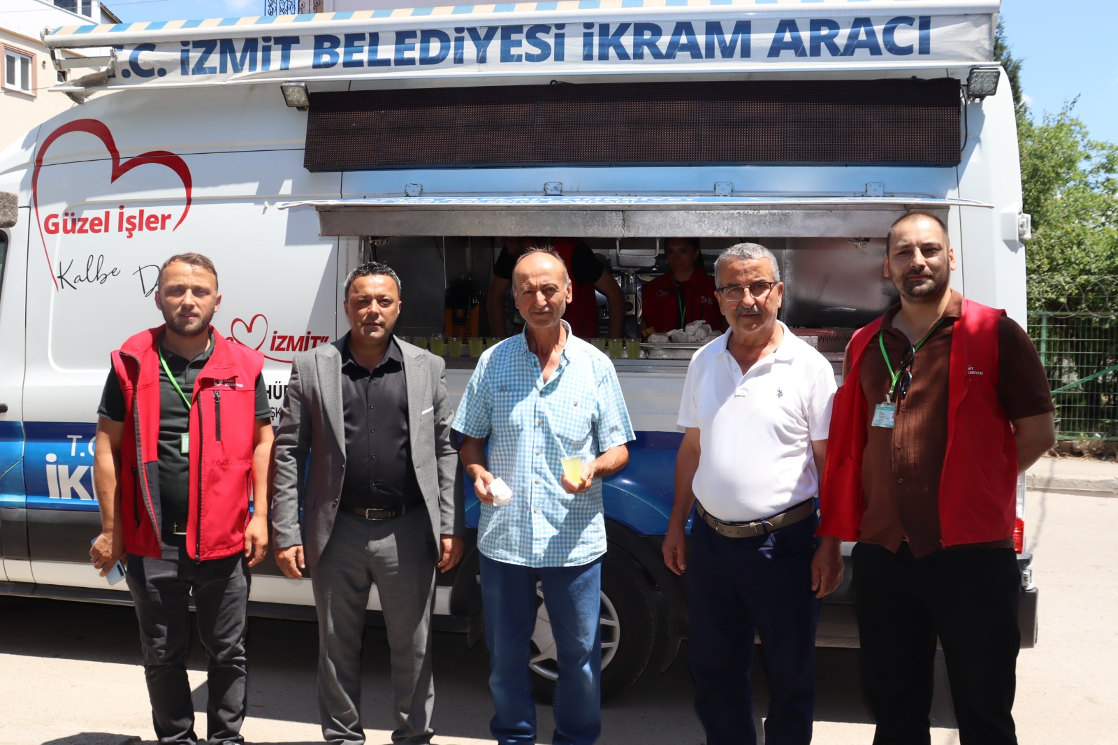 İzmit Belediyesinden cami cemaatine tatlı ikramı (7)