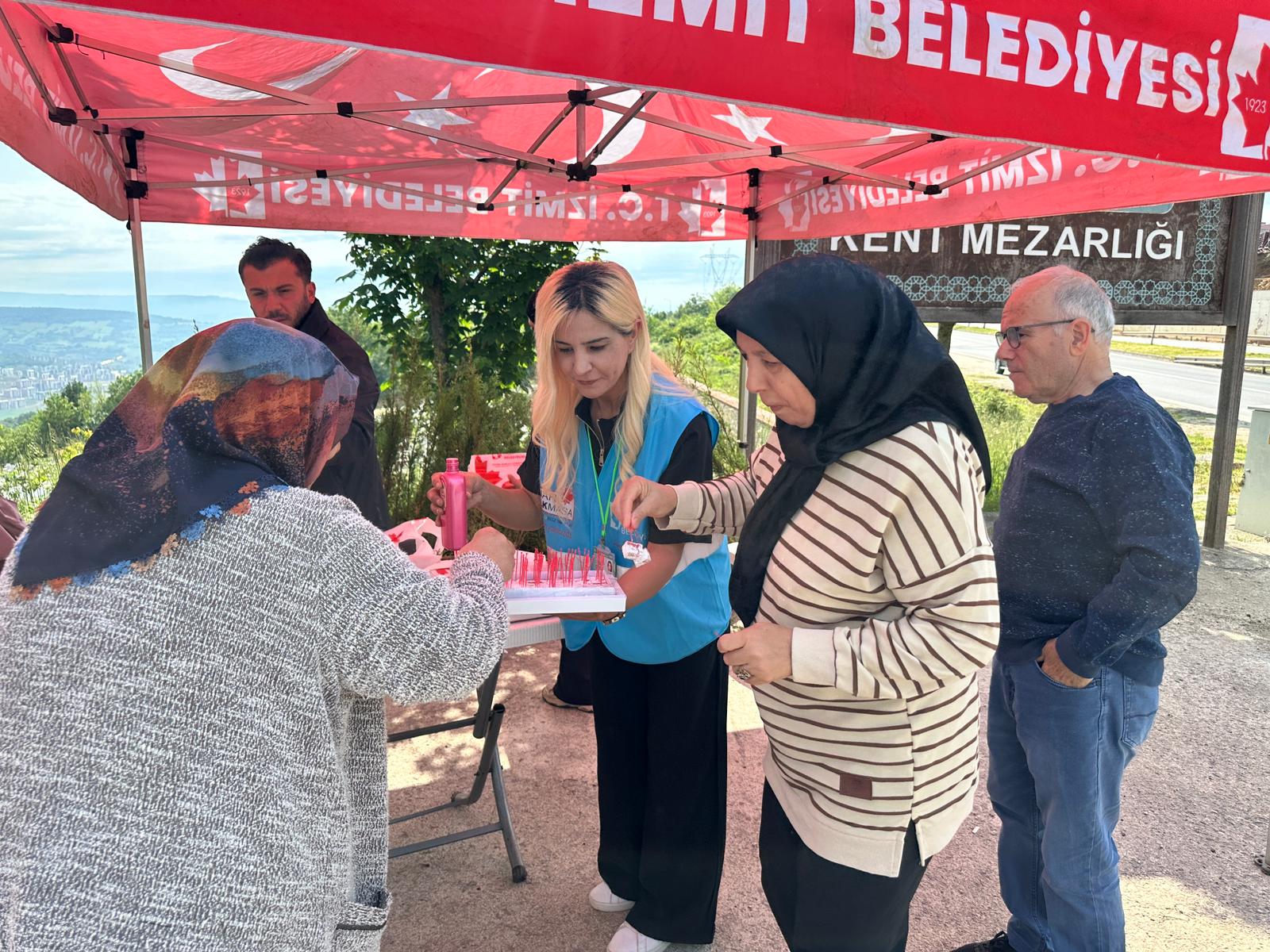 İzmit Belediyesinden geleneksel Arife mesaisi (12) İzmit Belediyesinden geleneksel Arife mesaisi (12)