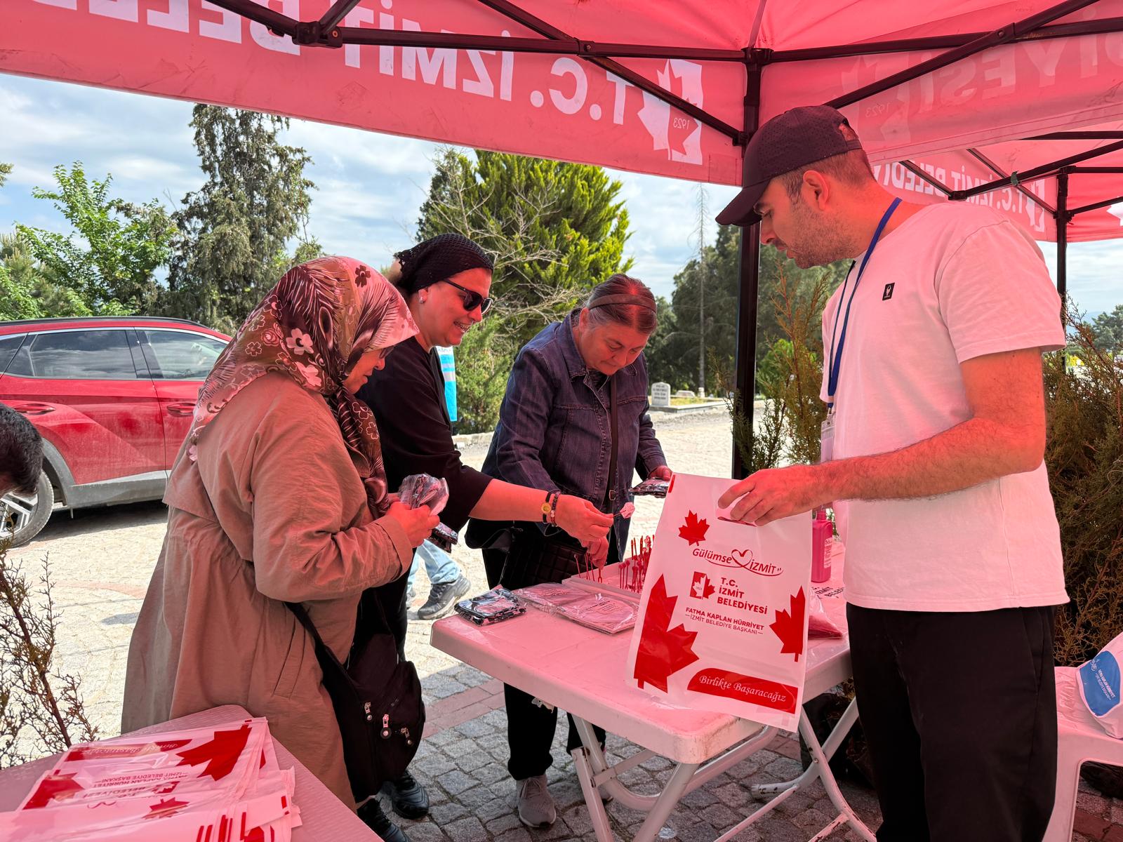 İzmit Belediyesinden geleneksel Arife mesaisi (14) İzmit Belediyesinden geleneksel Arife mesaisi (14)