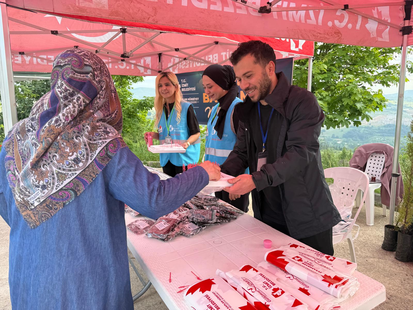 İzmit Belediyesinden geleneksel Arife mesaisi (8) İzmit Belediyesinden geleneksel Arife mesaisi (8)