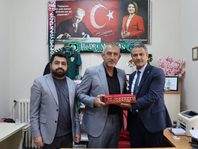 İZMİT BELEDİYESİNDEN MUHTARLARA DOĞUM GÜNÜ ZİYARETİ