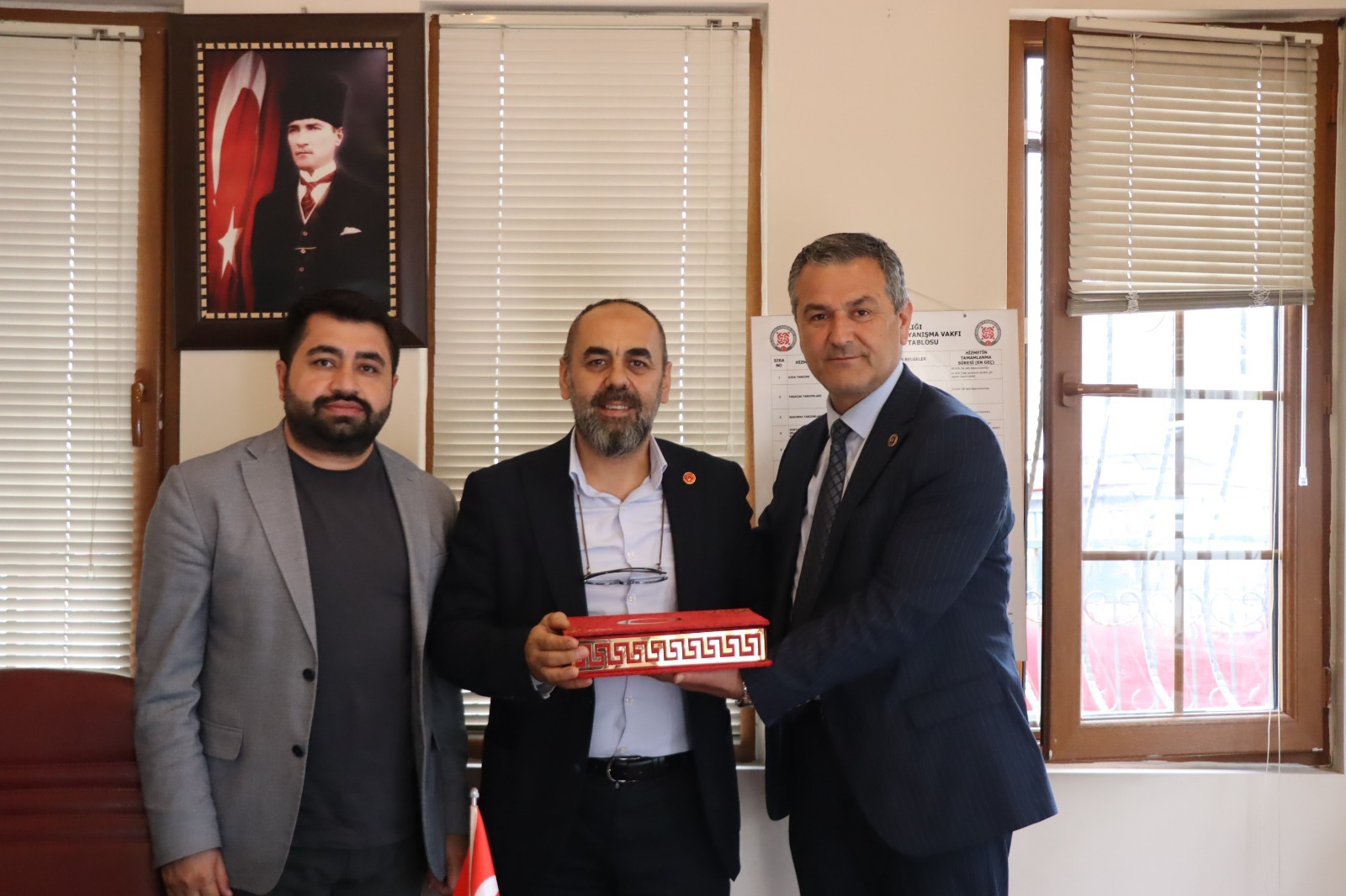 İzmit Belediyesinden muhtarlara doğum günü ziyareti (2)