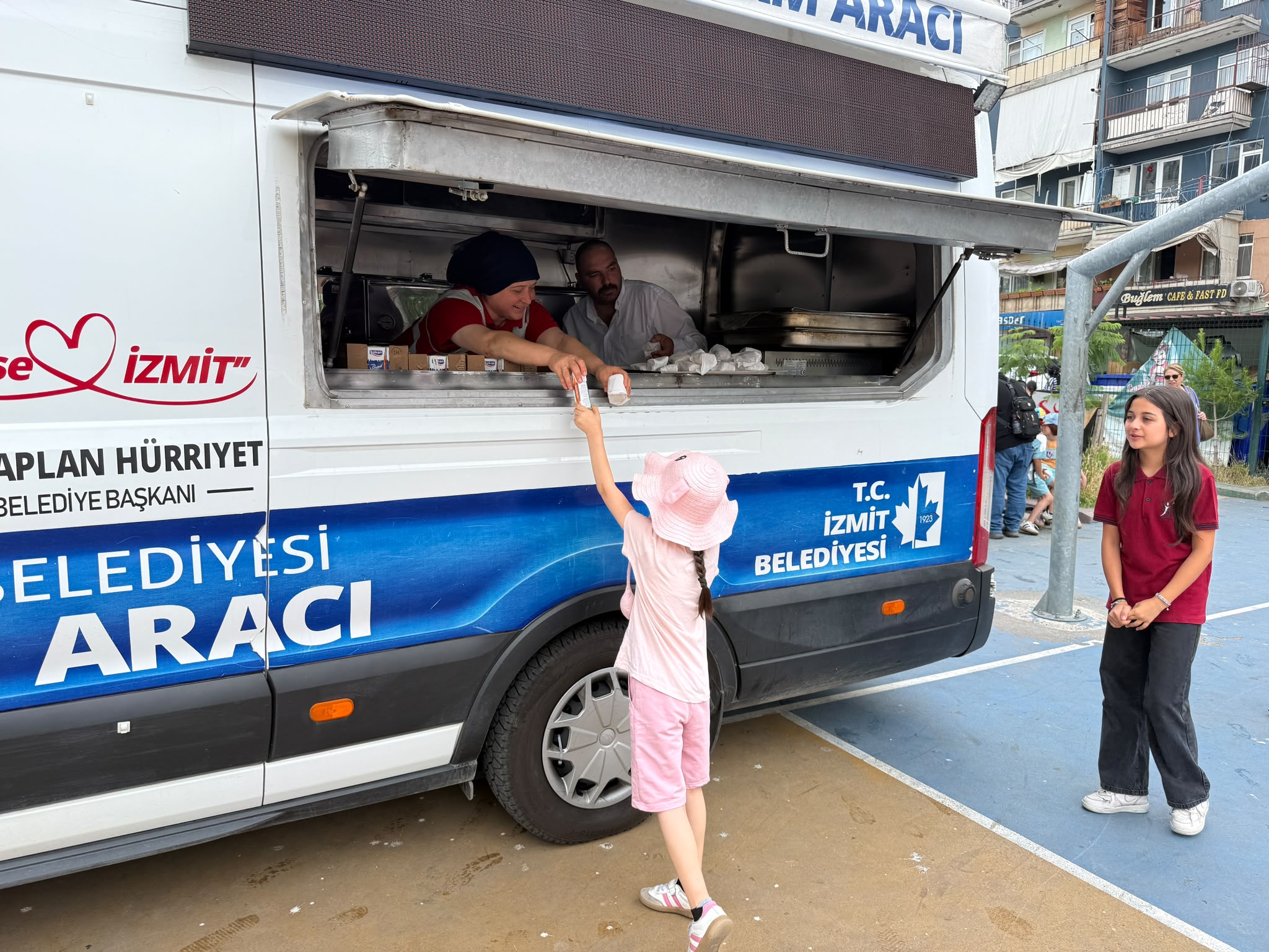 Izmit Belediyesinden ögrencilere yaz tatili öncesi ikram (3)