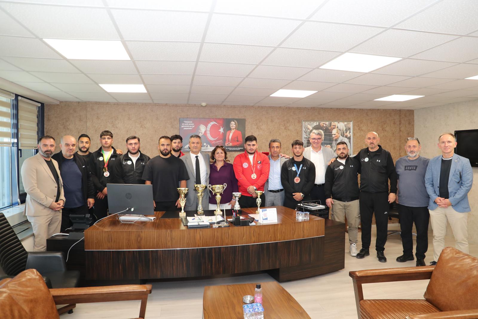 Izmit Belediyesporlu güresçilerden çifte basari (1)