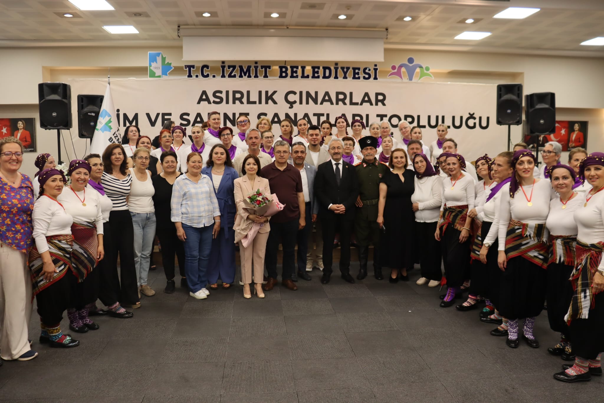 Izmit'in asirlik çinarlari yil sonu gösterisinde göz doldurdu (13)