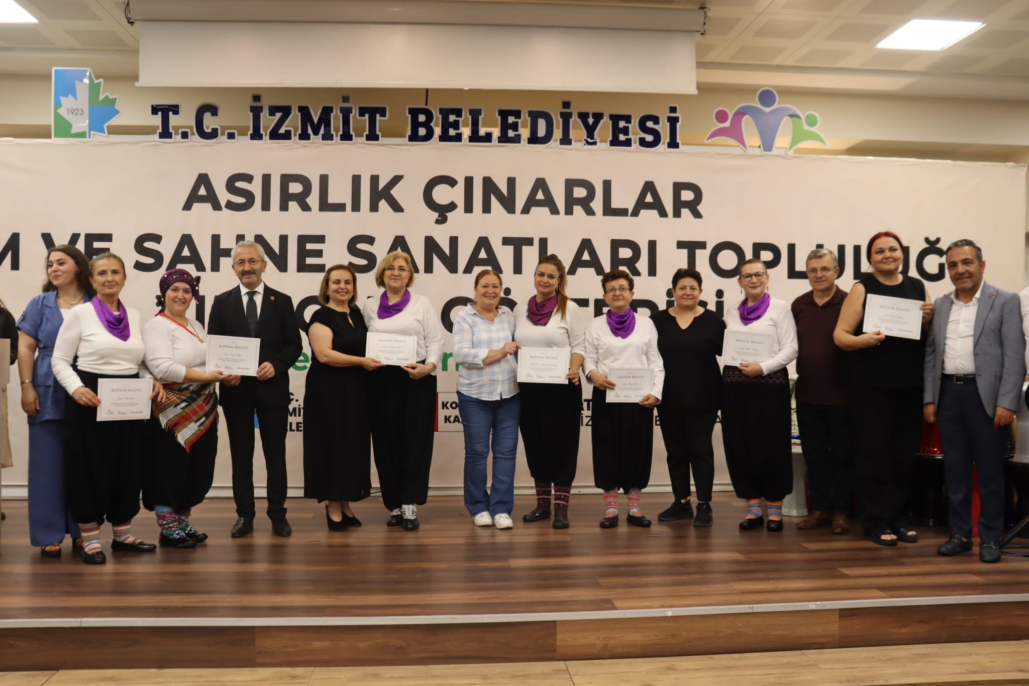 Izmit'in asirlik çinarlari yil sonu gösterisinde göz doldurdu (2)