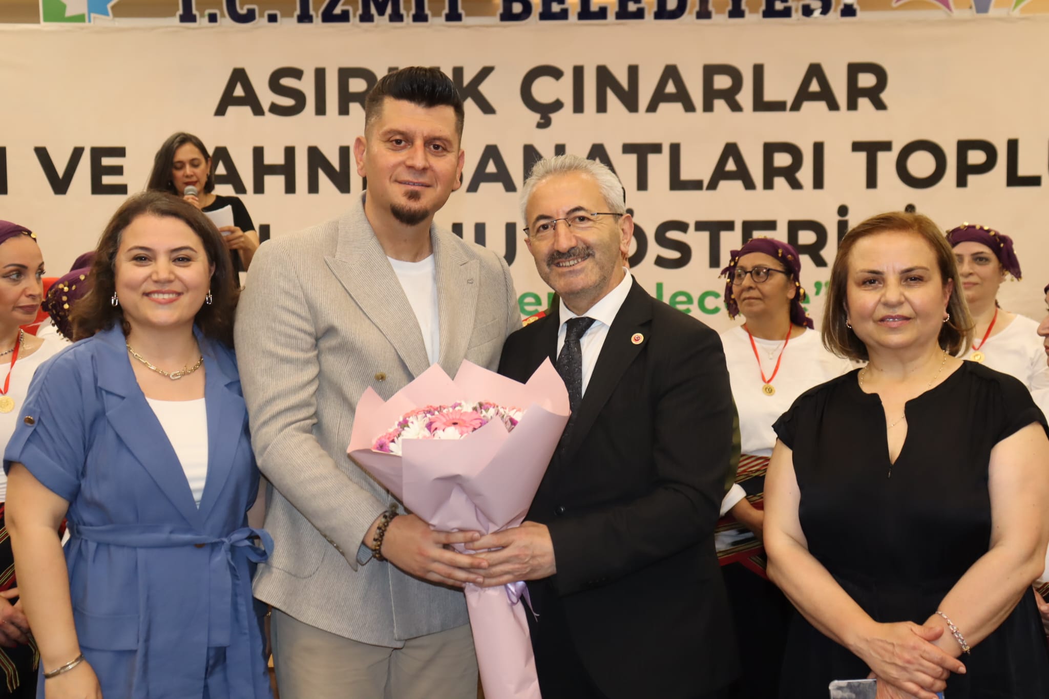 Izmit'in asirlik çinarlari yil sonu gösterisinde göz doldurdu (3)