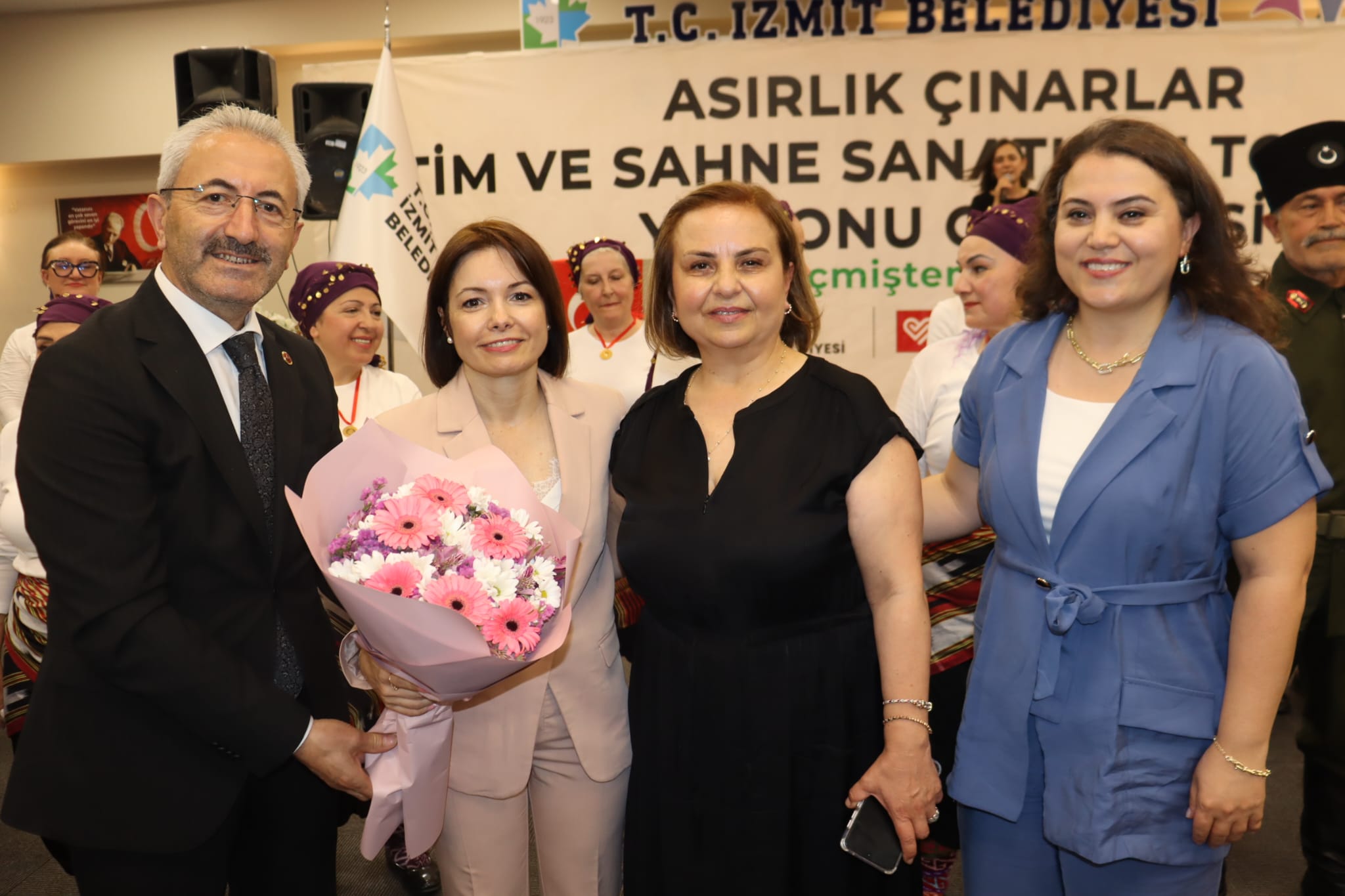 Izmit'in asirlik çinarlari yil sonu gösterisinde göz doldurdu (4)