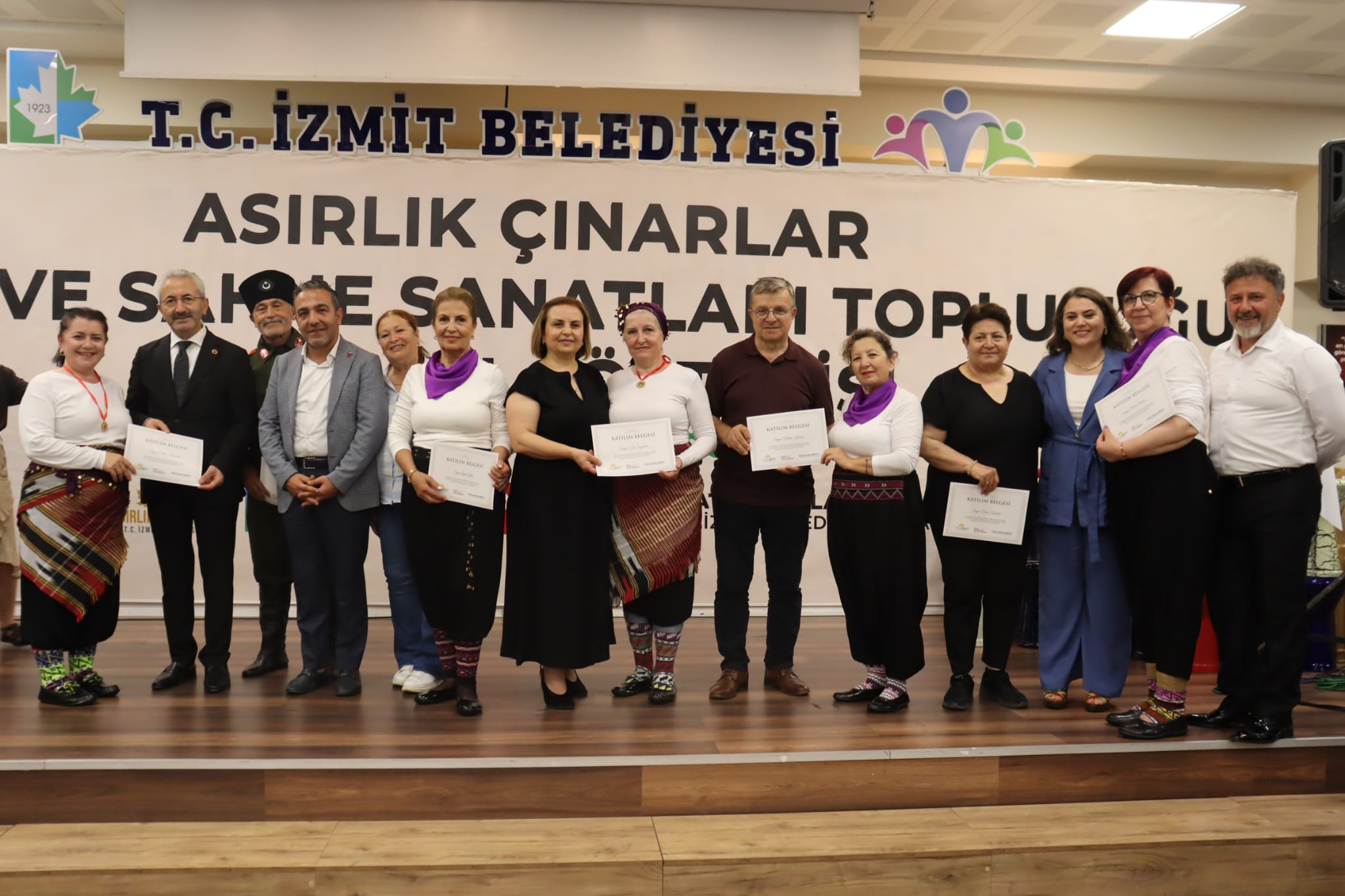 Izmit'in asirlik çinarlari yil sonu gösterisinde göz doldurdu (8)