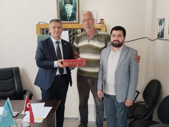 İZMİT BELEDİYESİ, MUHTARLARA YÖNELİK DOĞUM GÜNÜ ZİYARETLERİNE DEVAM EDİYOR