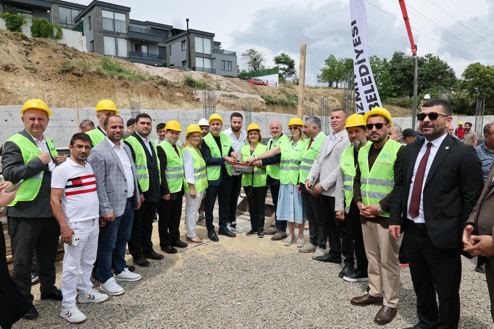 Protokol üyeleri temel atma törenininde (1)