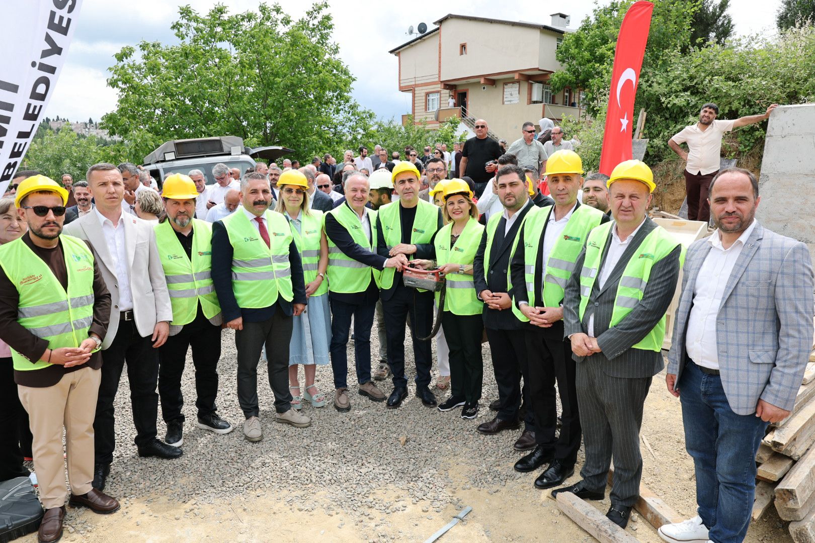 Protokol üyeleri temel atma törenininde (2)