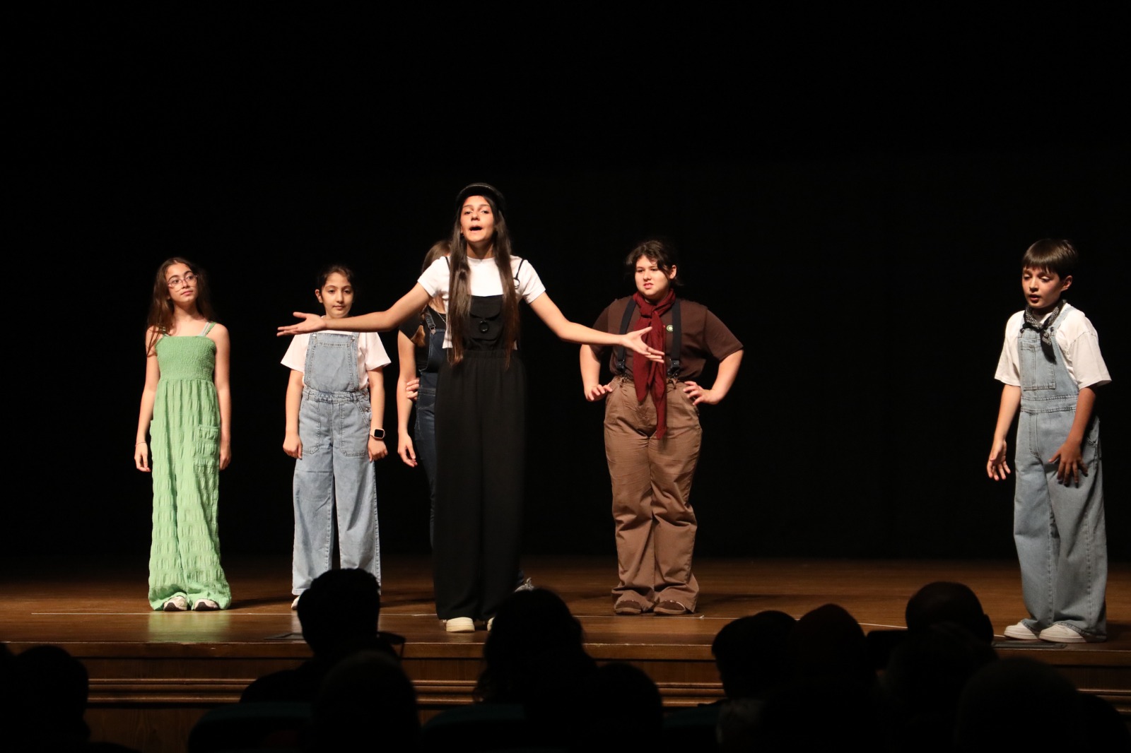 Sanat Akademisi’nin minik tiyatrocuları yıl sonu gösterisinde alkış topladı (2)