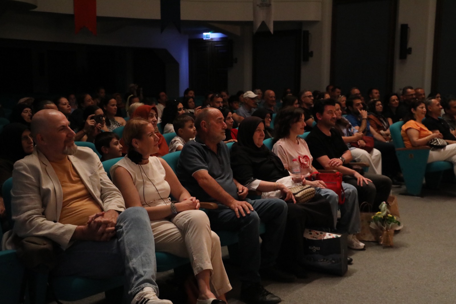 Sanat Akademisi’nin minik tiyatrocuları yıl sonu gösterisinde alkış topladı (3)