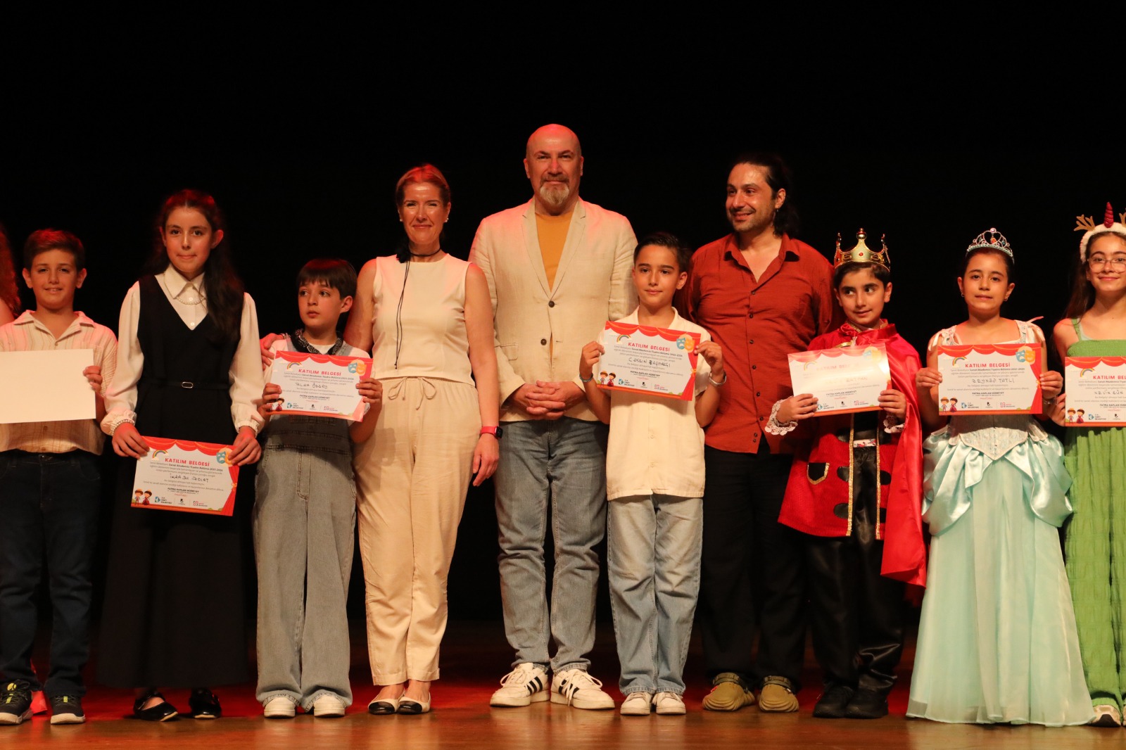 Sanat Akademisi’nin minik tiyatrocuları yıl sonu gösterisinde alkış topladı (31)