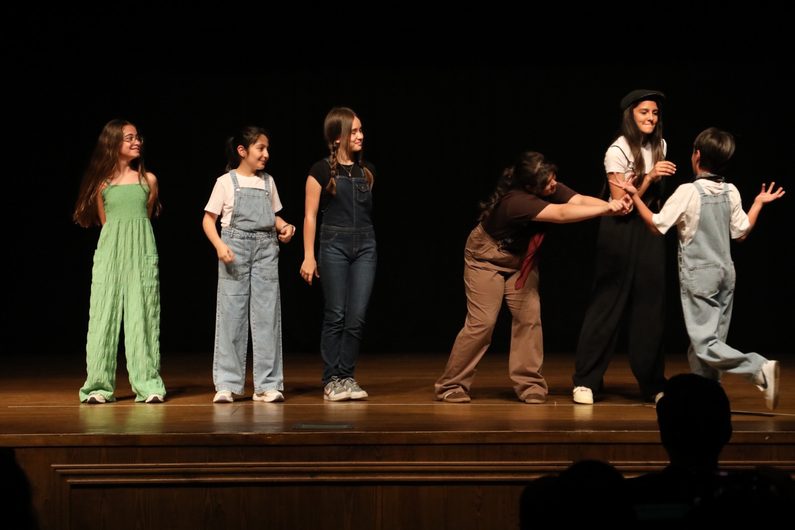 Sanat Akademisi’nin minik tiyatrocuları yıl sonu gösterisinde alkış topladı (36)