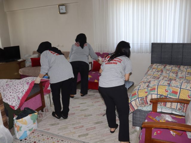 İZMİT BELEDİYESİ, EVDE TEMİZLİK HİZMETİ İLE VATANDAŞLARIN HAYATINI KOLAYLAŞTIRMAYA DEVAM EDİYOR