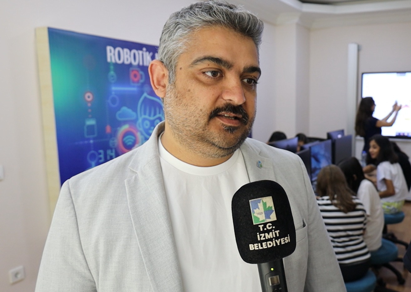 İzmit Belediyesi Bilgi İşlem Müdürü Samet Can Demir İzmit Belediyesi Bilgi İşlem Müdürü Samet Can Demir