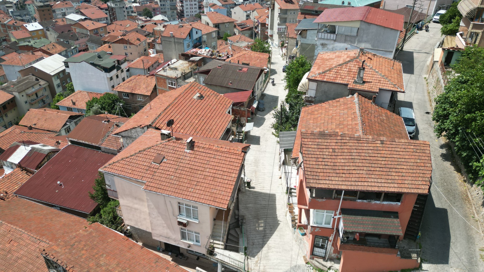 Izmit Belediyesi, Kanlibag Sokak'ta beton yolu bastan sona yeniledi (2) Izmit Belediyesi, Kanlibag Sokak'ta beton yolu bastan sona yeniledi (2)