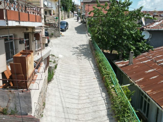 İZMİT BELEDİYESİ, KANLIBAĞ SOKAK’TA BETON YOLU BAŞTAN SONA YENİLEDİ