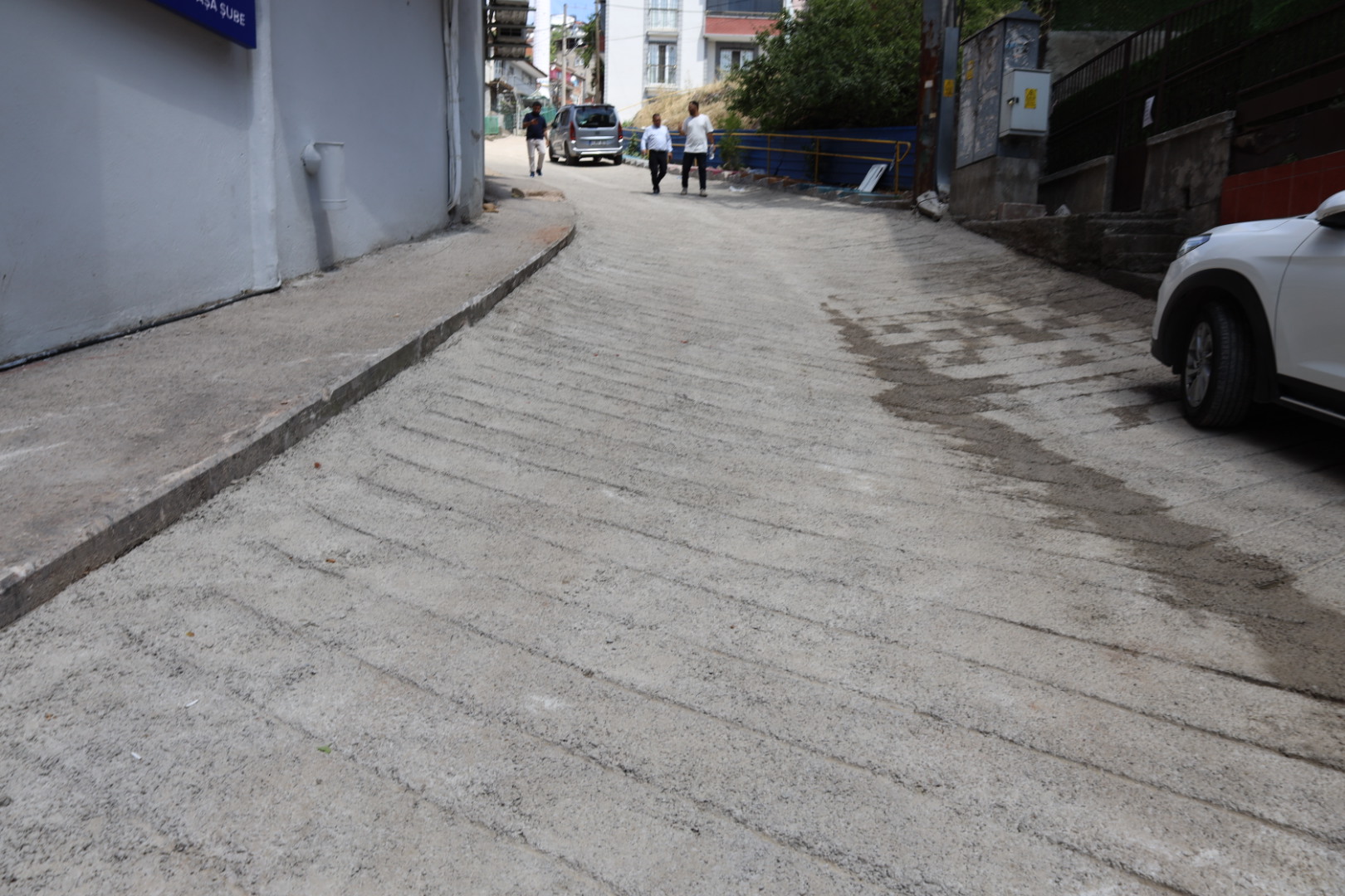 Izmit Belediyesi, Kanlibag Sokak'ta beton yolu bastan sona yeniledi (6) Izmit Belediyesi, Kanlibag Sokak'ta beton yolu bastan sona yeniledi (6)
