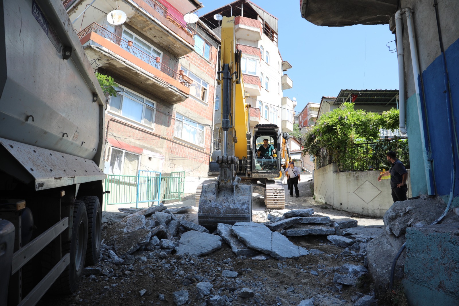 İzmit Belediyesi Kanlıbağ Sokak’ta beton yolu yeniliyor (1)