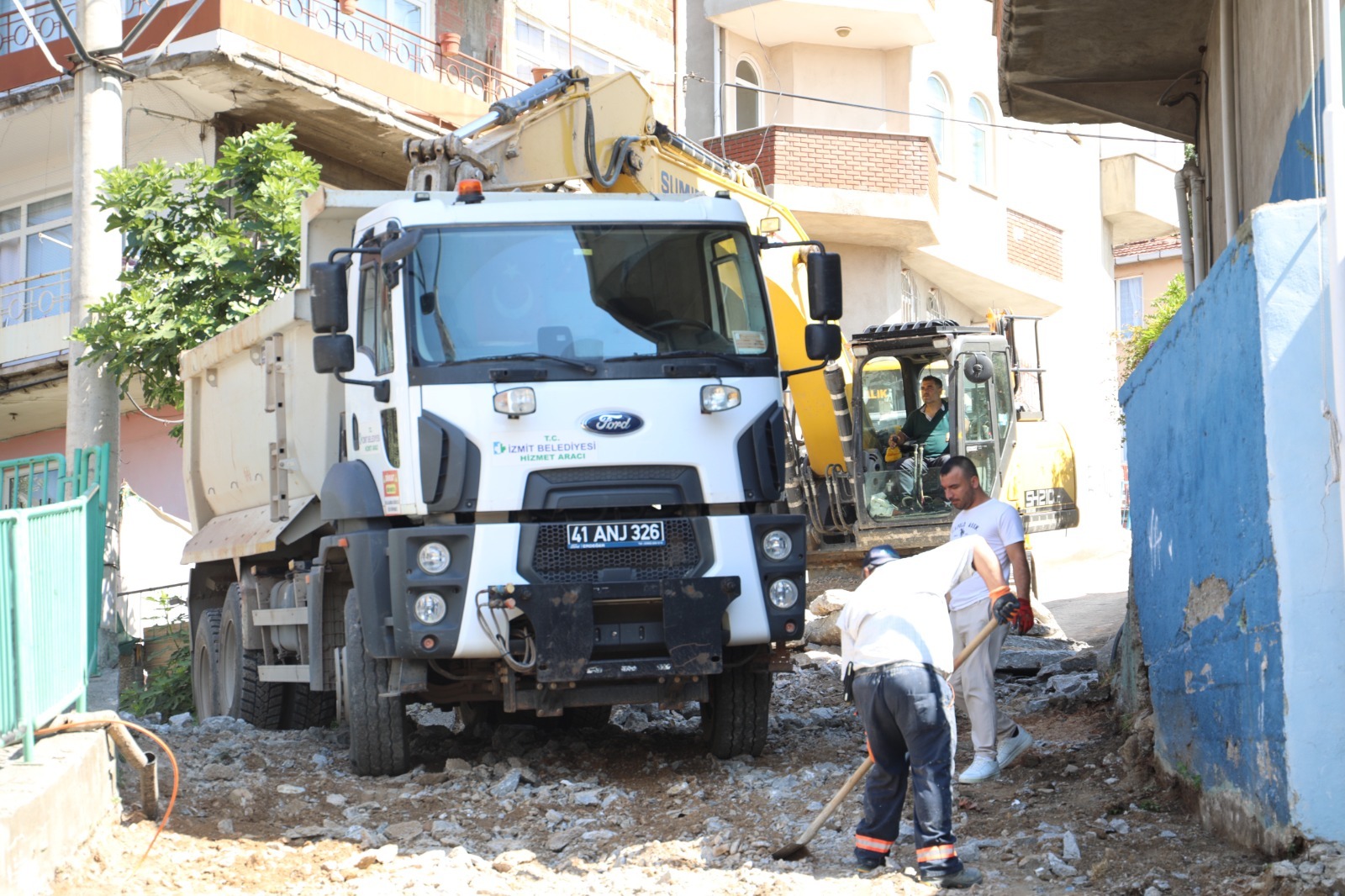 İzmit Belediyesi Kanlıbağ Sokak’ta beton yolu yeniliyor (3)