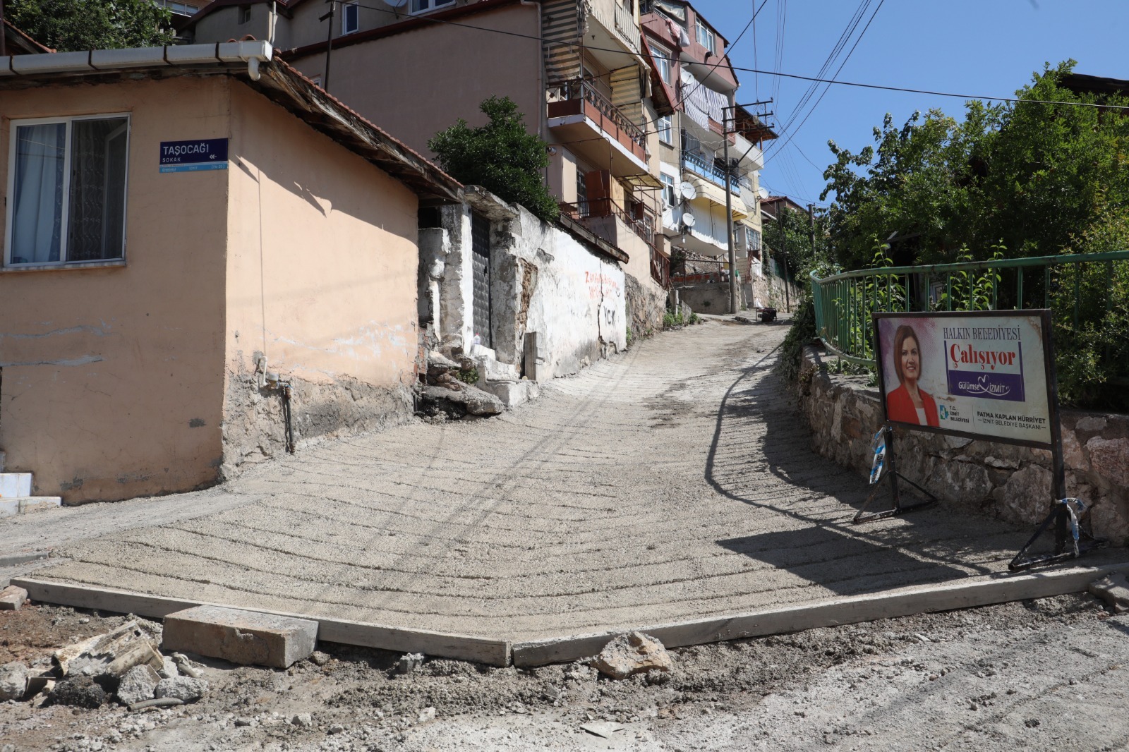 İzmit Belediyesi Kanlıbağ Sokak’ta beton yolu yeniliyor (4)