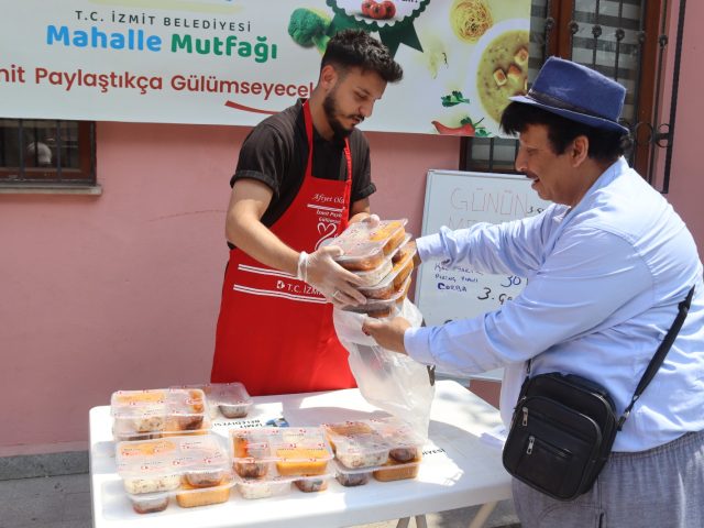 İZMİT BELEDİYESİ, MAHALLE MUTFAKLARINDA KALİTELİ VE EKONOMİK YEMEK DESTEĞİNİ SÜRDÜRÜYOR