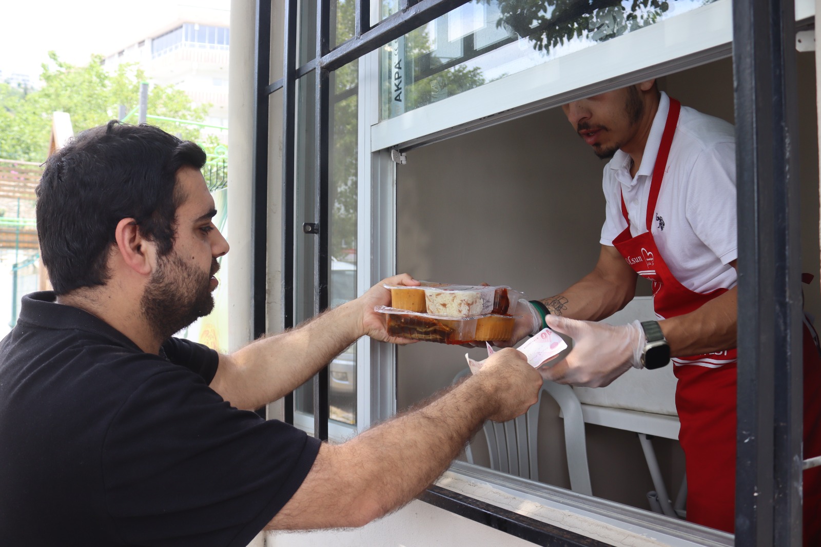 İzmit Belediyesi, Mahalle Mutfaklarında kaliteli ve ekonomik yemek desteğini sürdürüyor (5)
