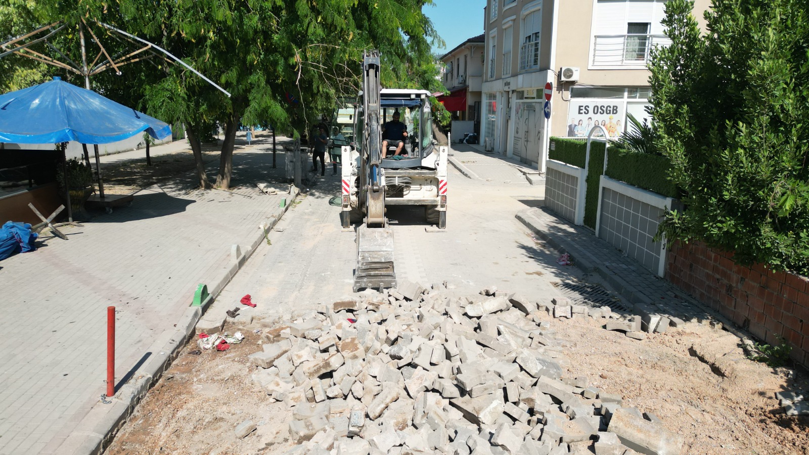 Izmit Belediyesi Pasa'da 5 ayri noktada yol ve kaldirimlari yeniliyor (5) Izmit Belediyesi Pasa'da 5 ayri noktada yol ve kaldirimlari yeniliyor (5)