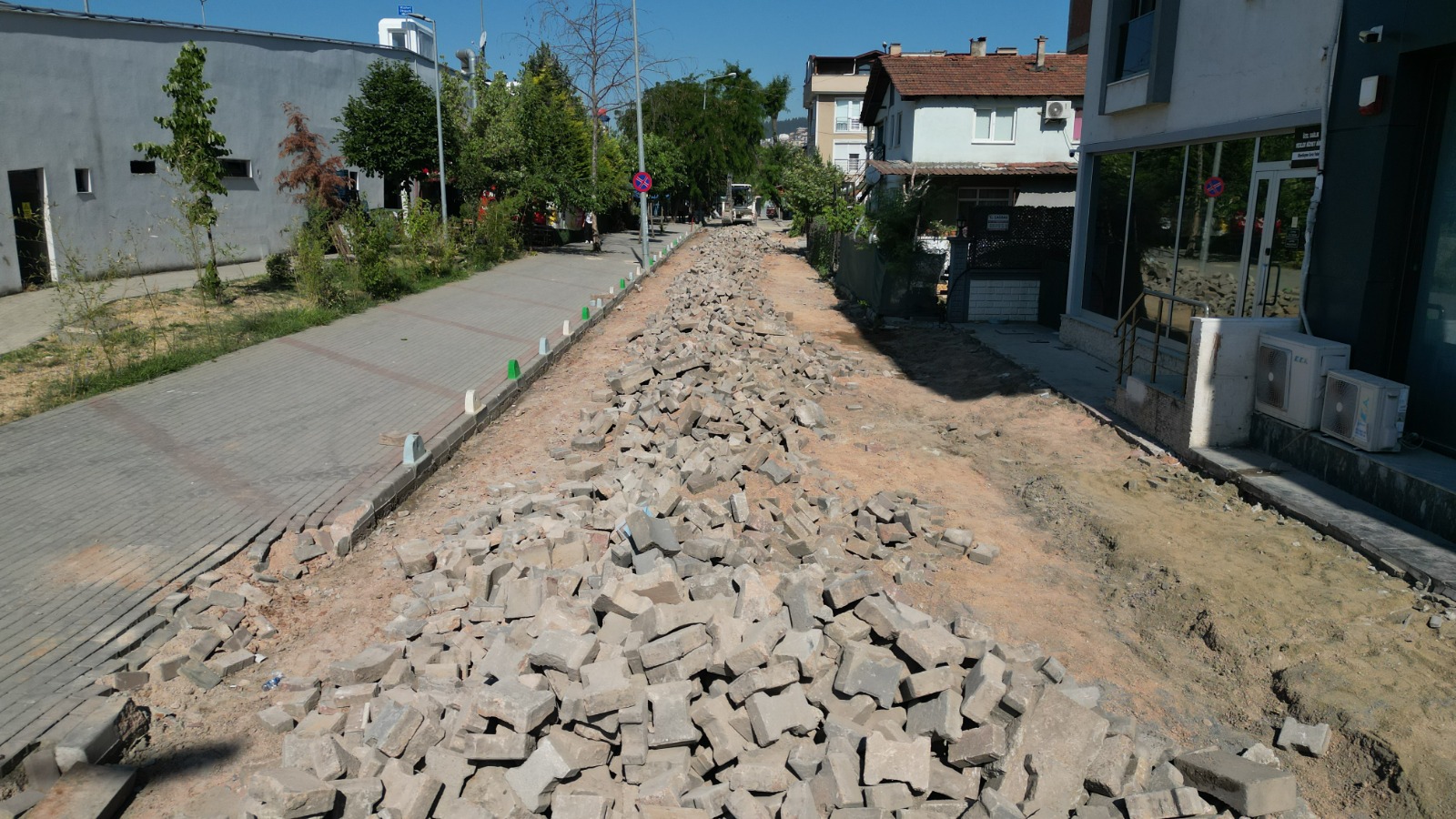 Izmit Belediyesi Pasa'da 5 ayri noktada yol ve kaldirimlari yeniliyor (9) Izmit Belediyesi Pasa'da 5 ayri noktada yol ve kaldirimlari yeniliyor (9)