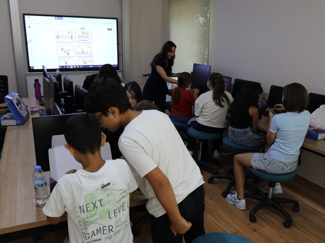 İZMİT BELEDİYESİ ROBOTİK KODLAMA VE YAZILIM EVİ’NDE EĞİTİMLER BAŞLADI