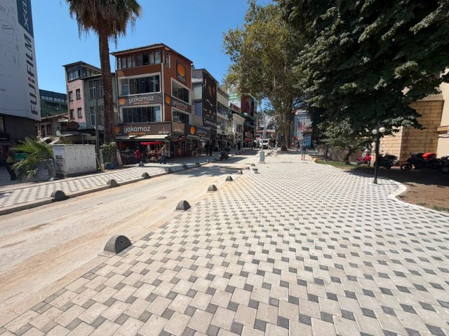 İZMİT BELEDİYESİNDEN CEVDET HOCA CADDESİNE MODERN KALDIRIM VE AYDINLATMA