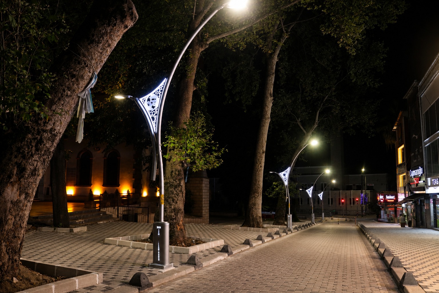 Izmit Belediyesinden Cevdet Hoca Caddesine modern kaldirim ve aydinlatma (2) Izmit Belediyesinden Cevdet Hoca Caddesine modern kaldirim ve aydinlatma (2)