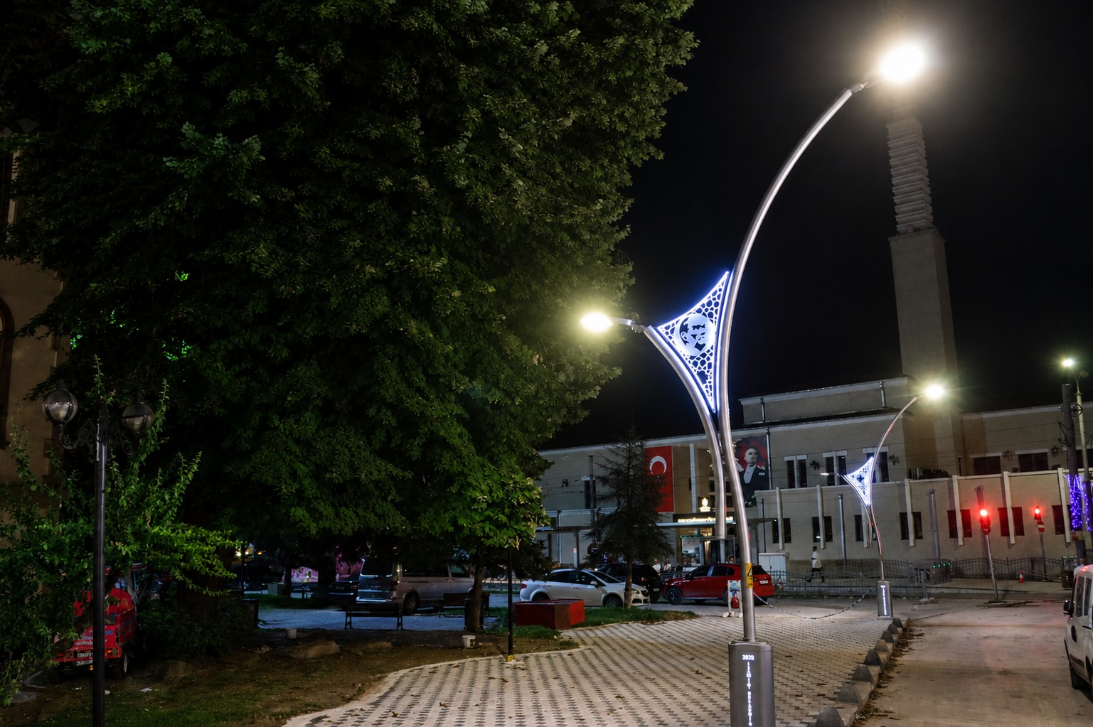 Izmit Belediyesinden Cevdet Hoca Caddesine modern kaldirim ve aydinlatma (3) Izmit Belediyesinden Cevdet Hoca Caddesine modern kaldirim ve aydinlatma (3)