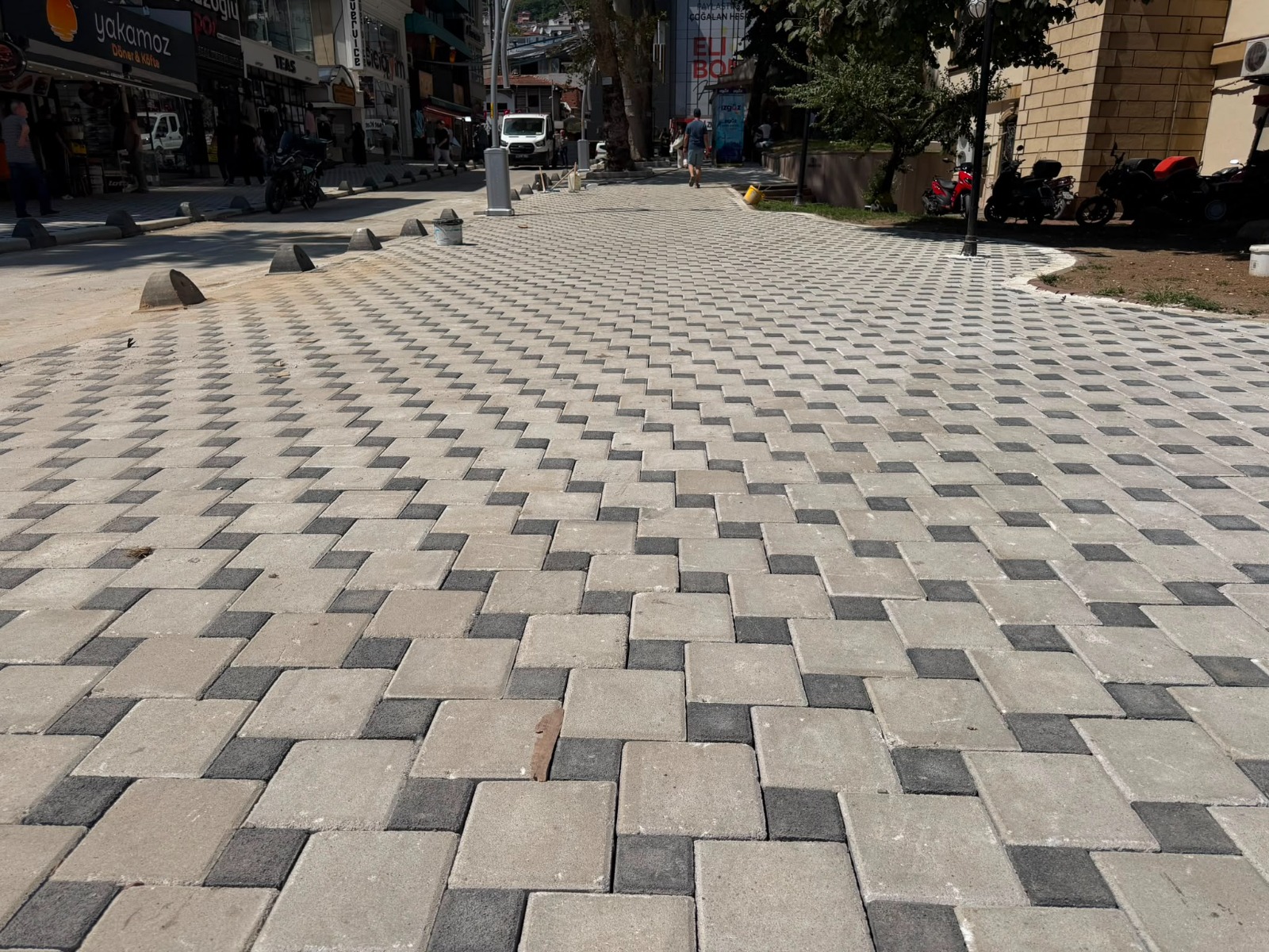 Izmit Belediyesinden Cevdet Hoca Caddesine modern kaldirim ve aydinlatma (4) Izmit Belediyesinden Cevdet Hoca Caddesine modern kaldirim ve aydinlatma (4)