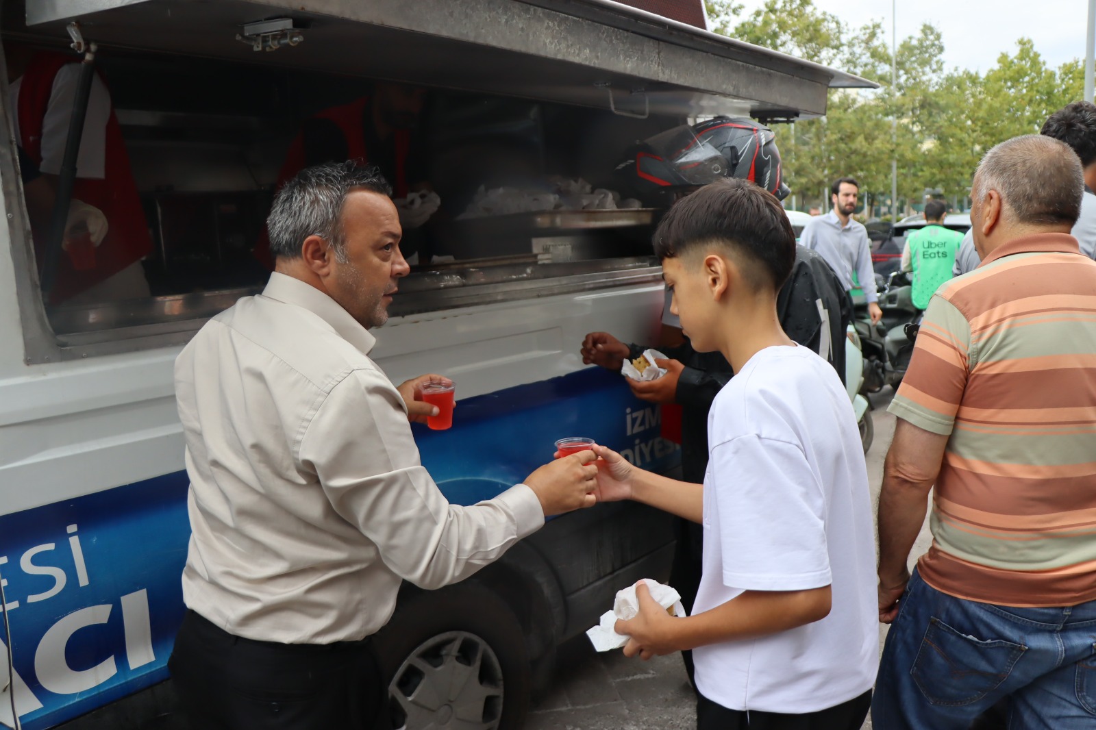 İzmit Belediyesinden Cuma sonrası vatandaşlara tatlı ikram (1)