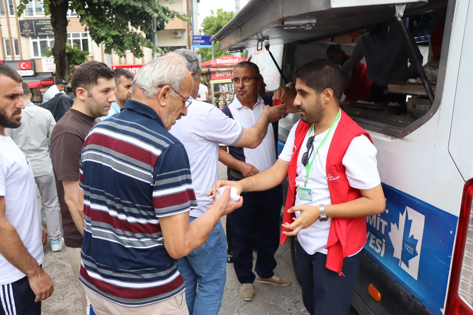 İzmit Belediyesinden Cuma sonrası vatandaşlara tatlı ikram (11)