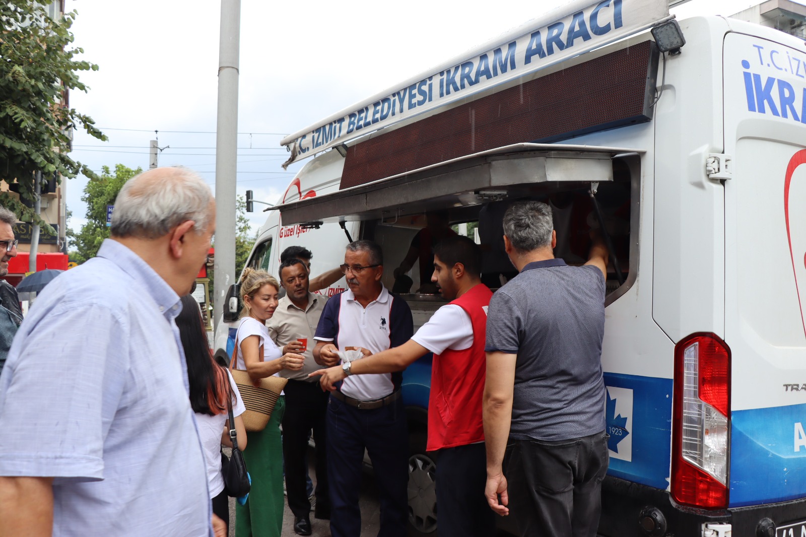 İzmit Belediyesinden Cuma sonrası vatandaşlara tatlı ikram (12)