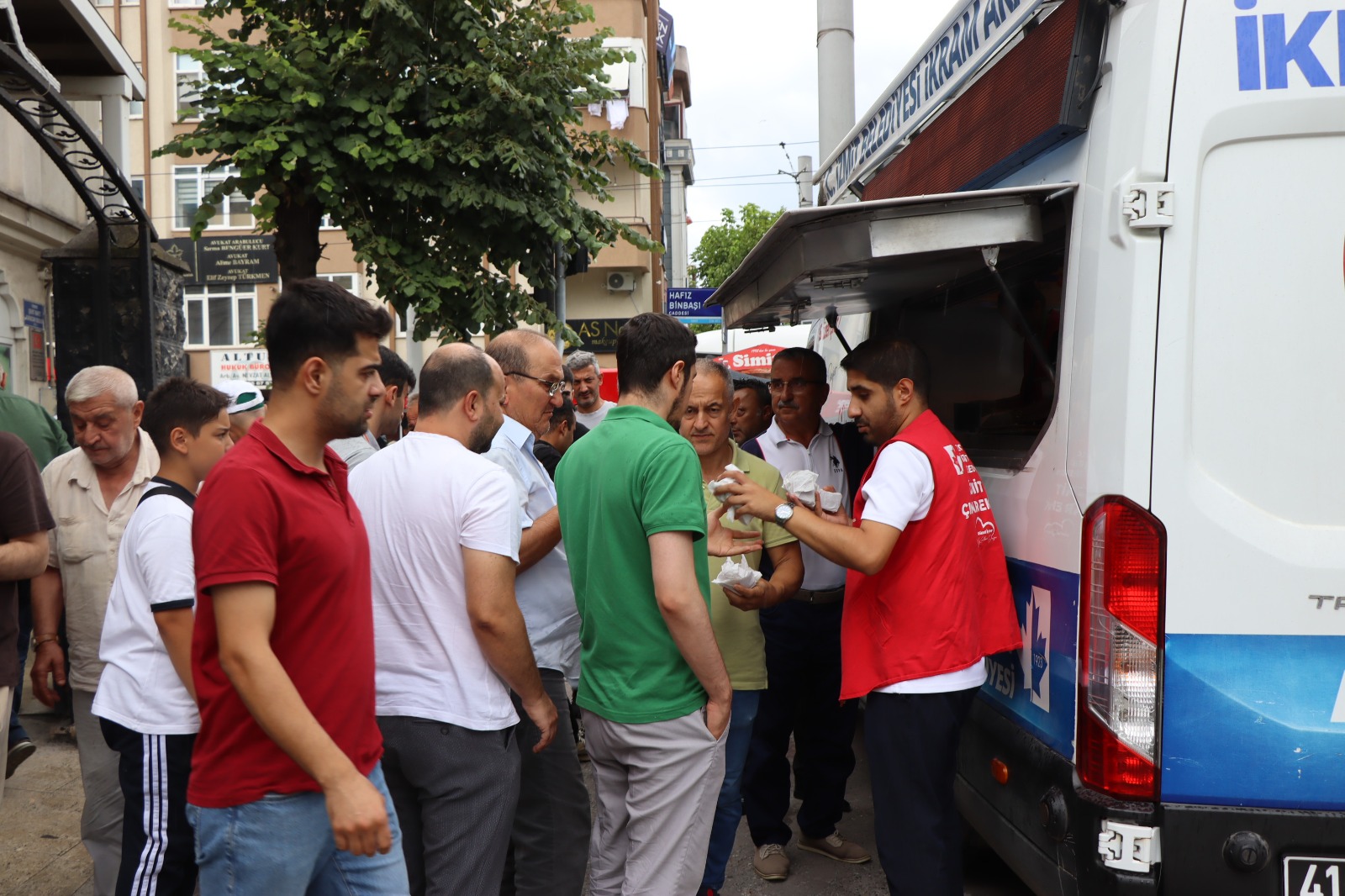 İzmit Belediyesinden Cuma sonrası vatandaşlara tatlı ikram (2)